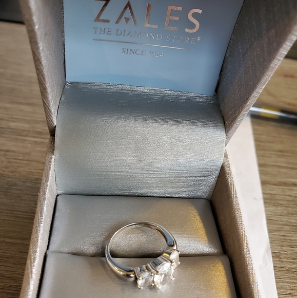 Zales Silver ring with 3 White Sapphire Stones - Picture 4 of 5